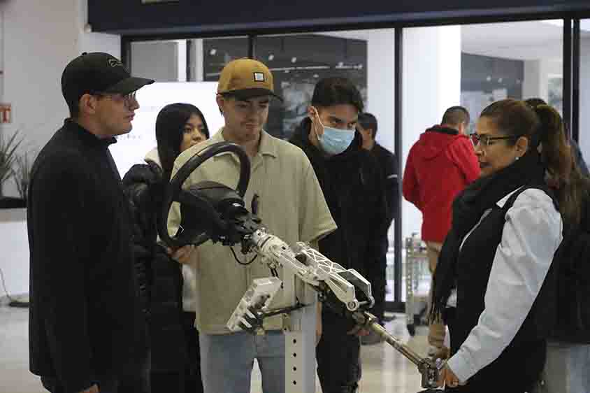 Rectora de la UPQ inaugura el Hackathon 2025