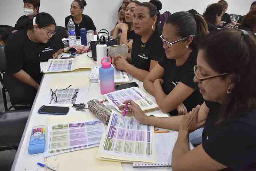 Capacita USEBEQ a docentes en atención a estudiantes con discapacidad