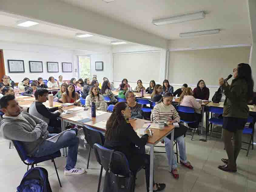 Capacita USEBEQ a docentes en atención a estudiantes con discapacidad