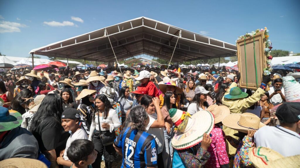 Realizan con éxito el “Segundo Festival de la Máscara de Palo, Danzas y Xhitases Únicos y Diferentes” en La Valla