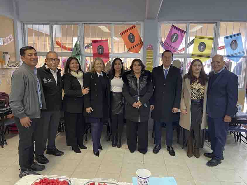 Entrega titular del IFEQ techumbre para primaria de Corregidora