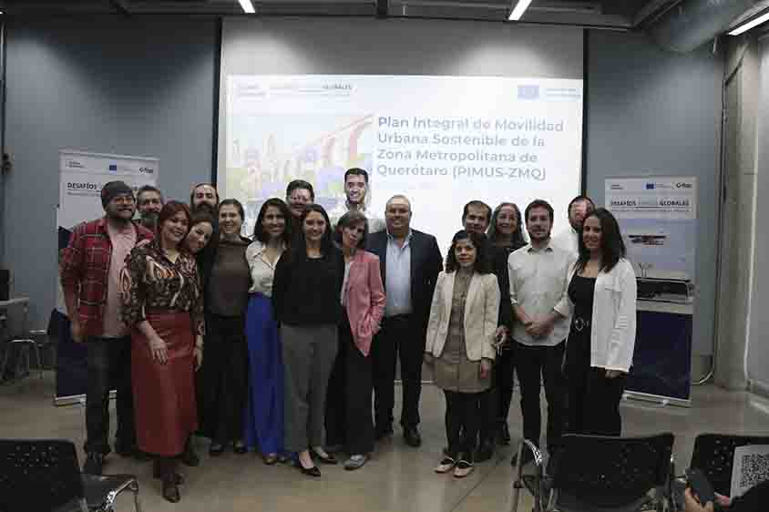 El director de la Agencia de Movilidad del Estado de Querétaro (AMEQ), Gerardo Cuanalo Santos, acudió a la presentación del Plan Integral de Movilidad Urbana Sostenible de la Zona Metropolitana de Querétaro (PIMUS - ZMQ), el cual forma parte del programa Desafíos Verdes Globales en México, impulsado por la Unión Europea para fomentar la creación de sistemas de movilidad integrados, eficientes, resilientes, seguros y limpios, que promuevan la intermodalidad y la transición a modos de transporte eléctricos o cero emisiones.