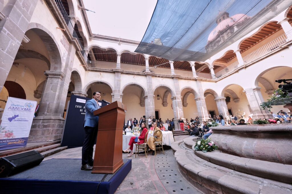Refrenda Felifer Macías apoyo a mujeres empresarias en el aniversario de AMEXME
