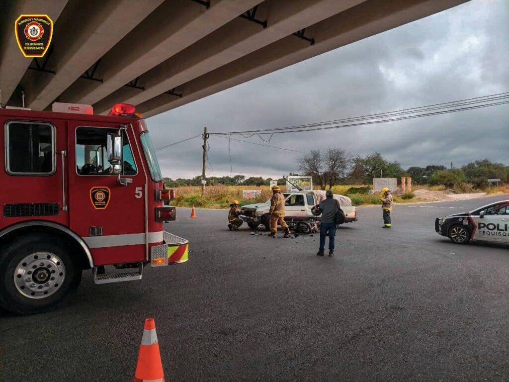 Accidente entre camioneta y motocicleta en la carretera 120 deja un lesionado