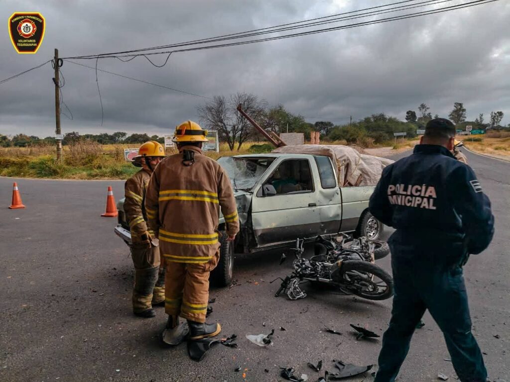 Accidente entre camioneta y motocicleta en la carretera 120 deja un lesionado
