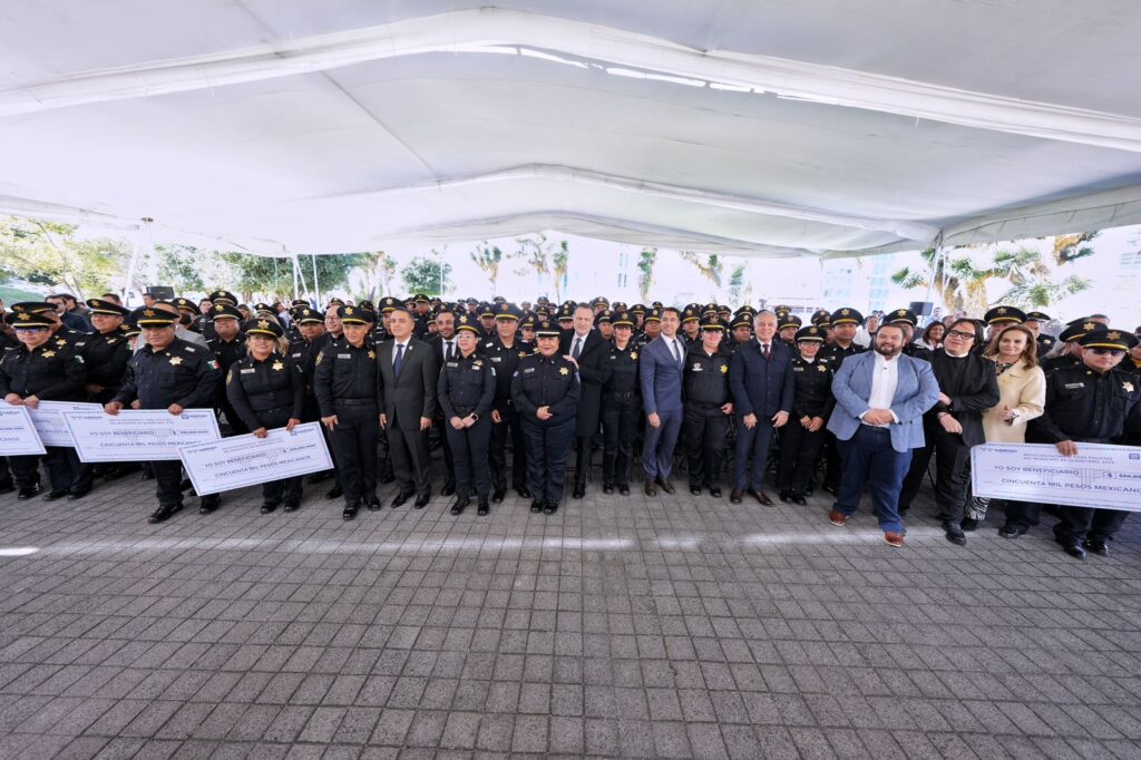 Entrega Felifer Macías 300 apoyos económicos de vivienda a personal policial