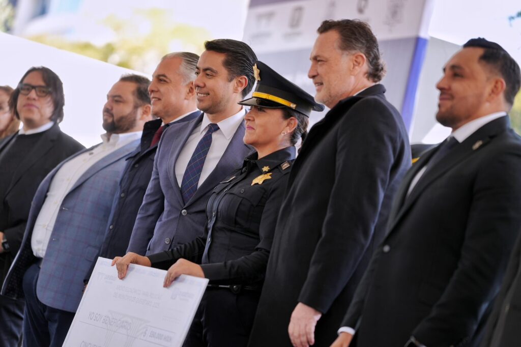Entrega Felifer Macías 300 apoyos económicos de vivienda a personal policial
