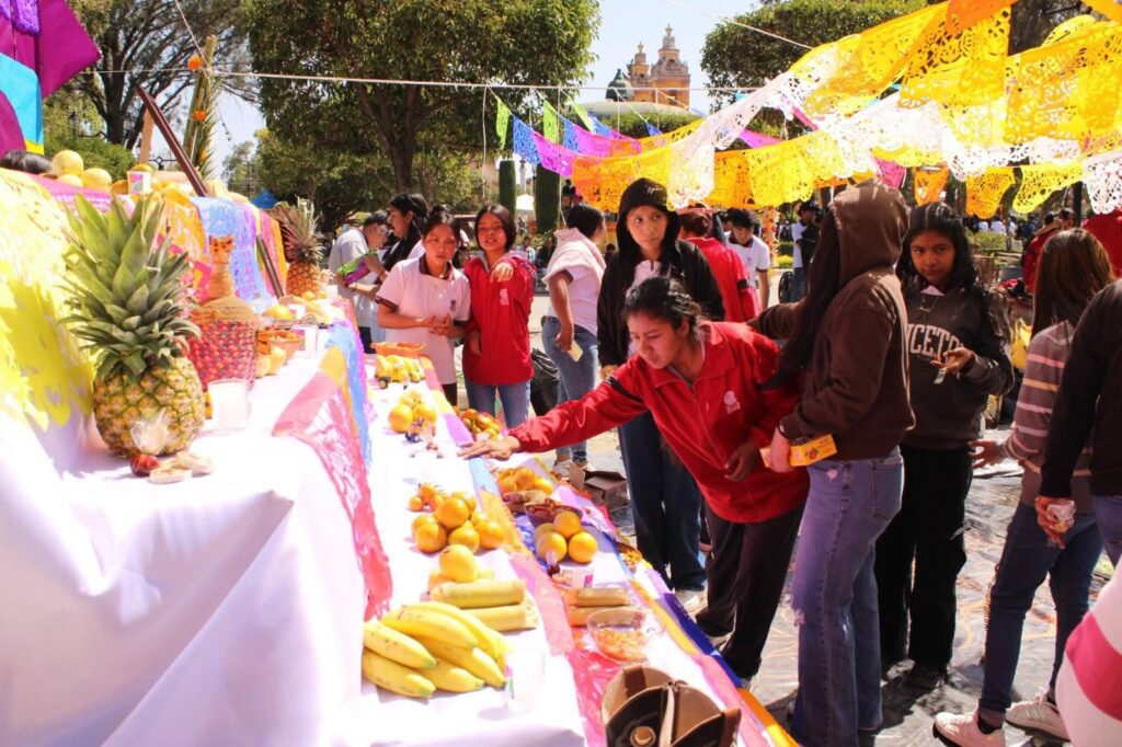 COBAQ Cadereyta celebra 33 años de Altares Monumentales Nota informativa: Cadereyta de Montes, Qro.— Con la participación de mil 480 estudiantes, el COBAQ Plantel 5 Cadereyta realizó la XXXIII edición de los Altares Monumentales, una tradición que se ha convertido en símbolo del Pueblo Mágico y del espíritu del Día de Muertos. La plaza principal se llenó de color, creatividad y tradición con altares en las categorías prehispánico, contemporáneo y tradicional, donde las y los jóvenes demostraron su talento y sentido comunitario. Los altares permanecerán en exhibición durante todo el fin de semana como parte del Festival Vida y Muerte, ofreciendo a visitantes y familias una oportunidad para disfrutar del arte y las tradiciones mexicanas. Con estas actividades, el COBAQ reafirma su compromiso con la formación integral y la preservación del patrimonio cultural de Cadereyta.