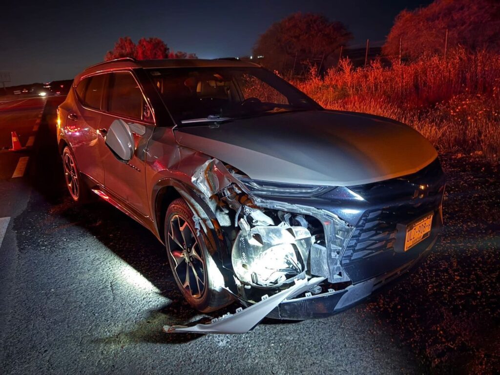 La historia de la famosa camioneta del DIF municipal vuelve a los reflectores, esta vez no por sus lujos ni por los señalamientos de uso personal, sino por un accidente carretero que terminó con un menor de edad lesionado y un nuevo capítulo de incongruencias en la administración que encabeza el presidente Héctor Magaña.