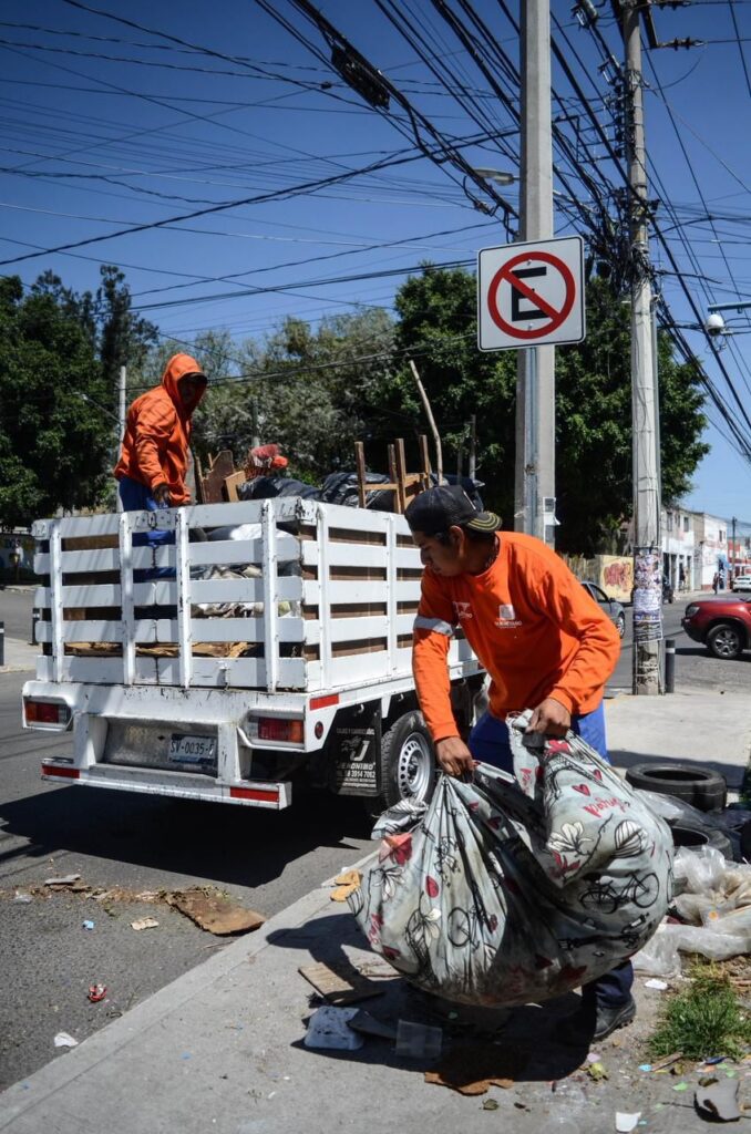 Llama Felifer Macías a mantener una ciudad limpia y en orden