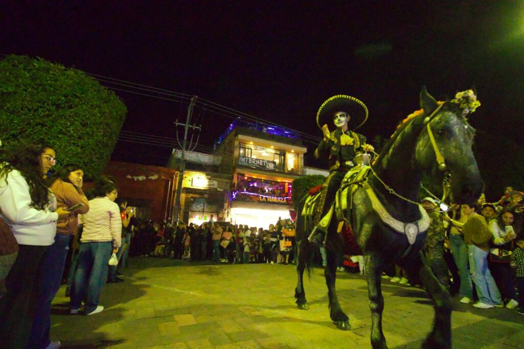 Realizan el primer “Desfile y Concurso Ecuestre de los Muertos” en San Juan del Río