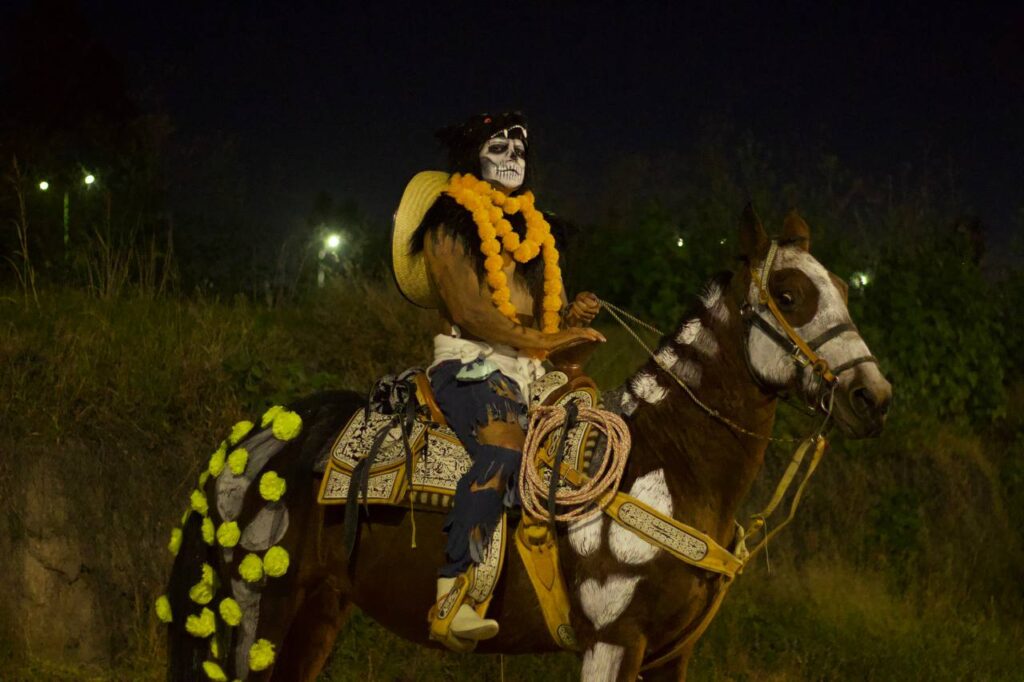 Realizan el primer “Desfile y Concurso Ecuestre de los Muertos” en San Juan del Río