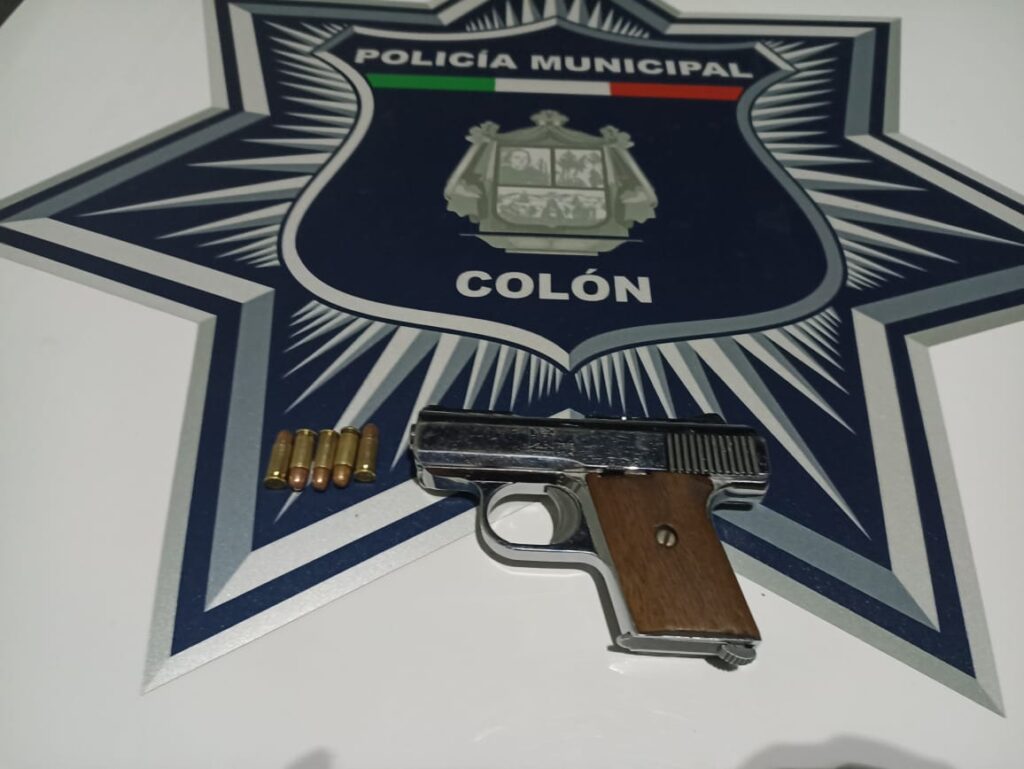 Aseguran a Dos Masculinos Armados en la Comunidad de San Vicente