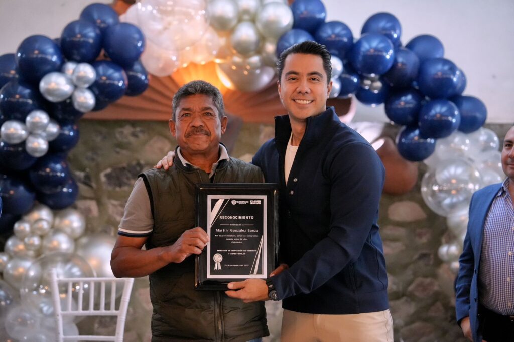 Durante la celebración del Día del Inspector, con más de 200 elementos del área, el presidente municipal de Querétaro, Felifer Macías, reconoció la importancia de su labor en el fortalecimiento del Plan Orden, pues el cuidado del orden en la vía pública y la aplicación de la normatividad municipal representan una base para la gobernabilidad y para la calidad de vida de las familias queretanas.