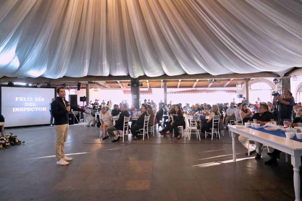 Durante la celebración del Día del Inspector, con más de 200 elementos del área, el presidente municipal de Querétaro, Felifer Macías, reconoció la importancia de su labor en el fortalecimiento del Plan Orden, pues el cuidado del orden en la vía pública y la aplicación de la normatividad municipal representan una base para la gobernabilidad y para la calidad de vida de las familias queretanas.
