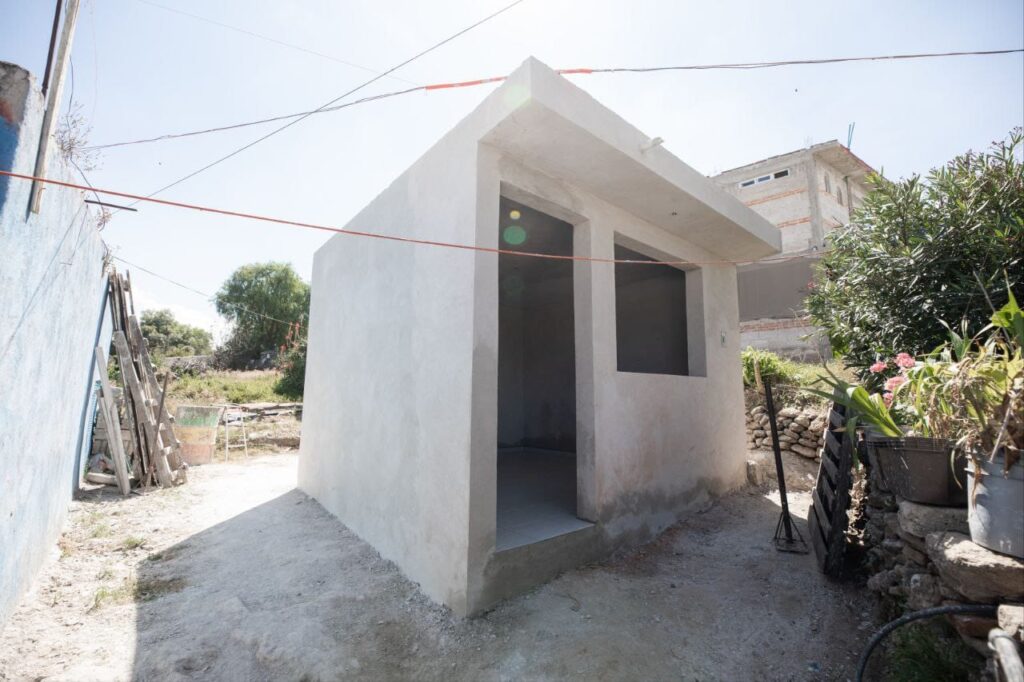 Roberto Cabrera supervisa la construcción de ocho cuartos dormitorios con una inversión de más de 1.4 mdp