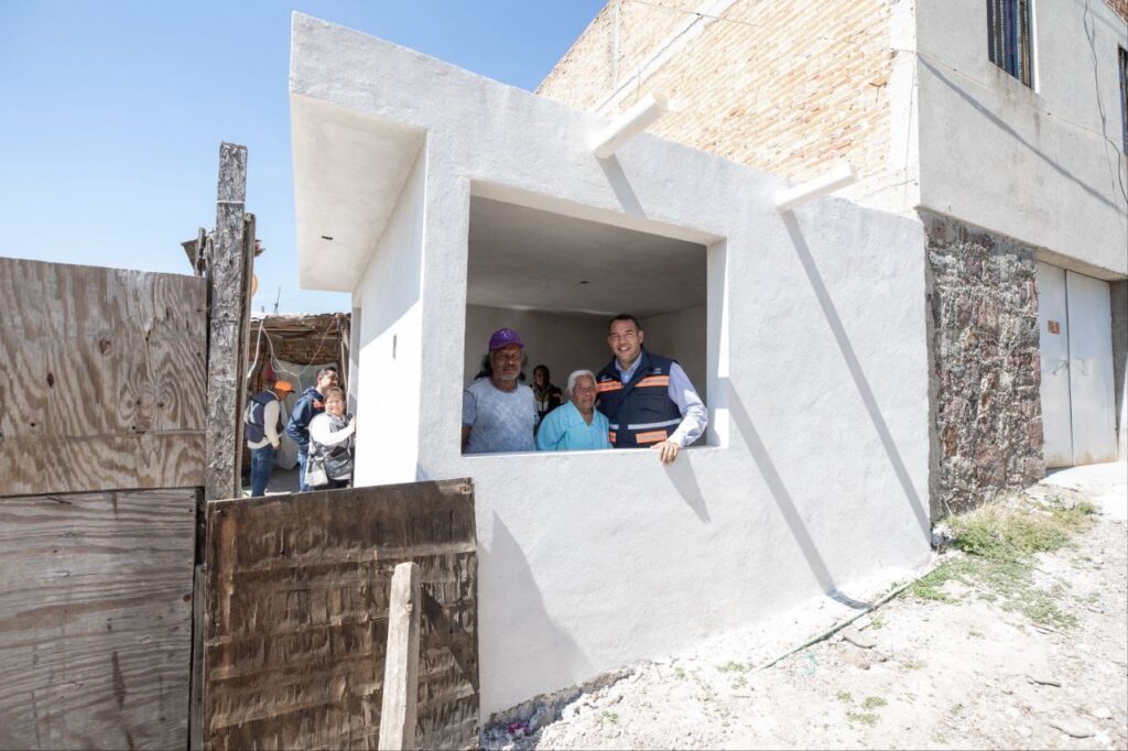 Roberto Cabrera supervisa la construcción de ocho cuartos dormitorios con una inversión de más de 1.4 mdp