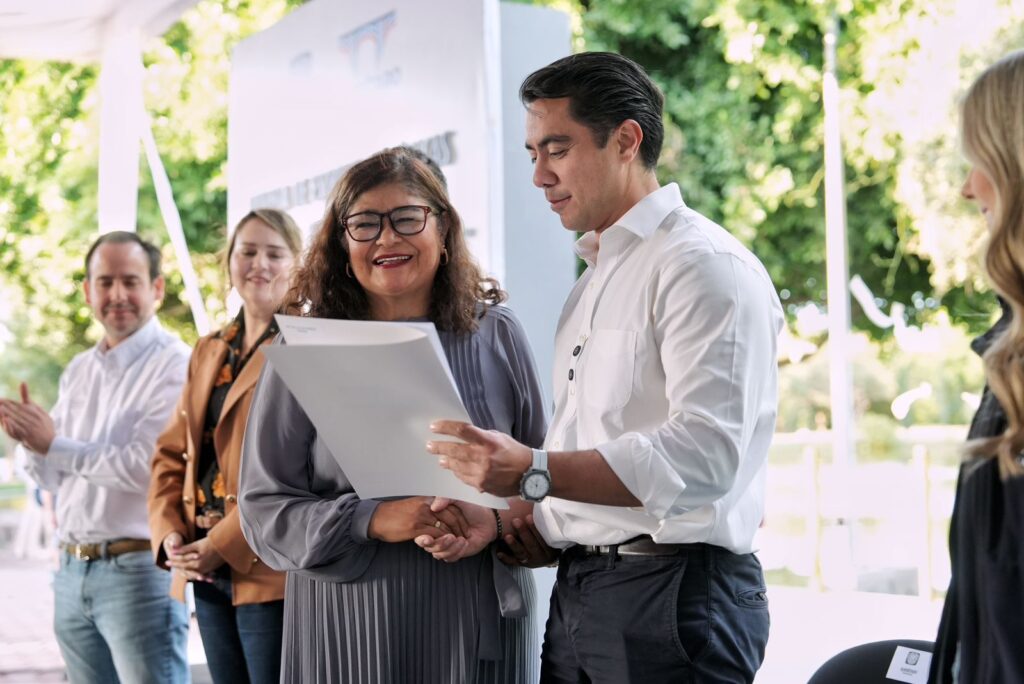 Felifer Macías entrega 55 escrituras que dan seguridad legal a familias queretanas