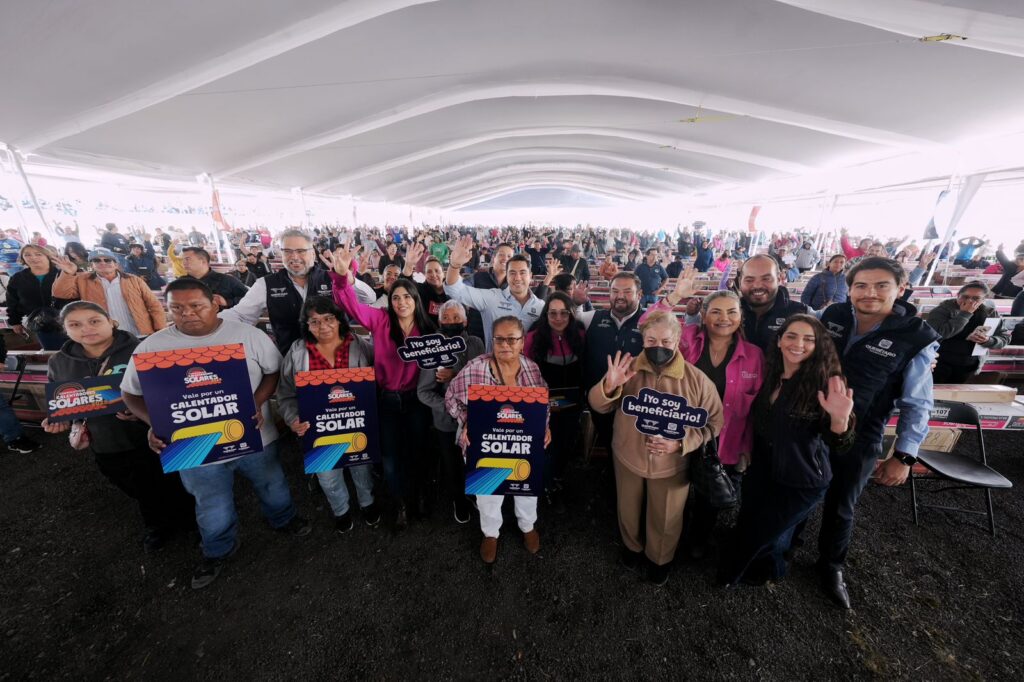 Entrega Felifer Macías calentadores solares del programa “Tu Vivienda en Acción”