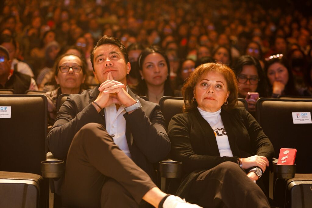 Asiste Felifer Macías al evento formativo “Autismo, Rompiendo Paradigmas”
