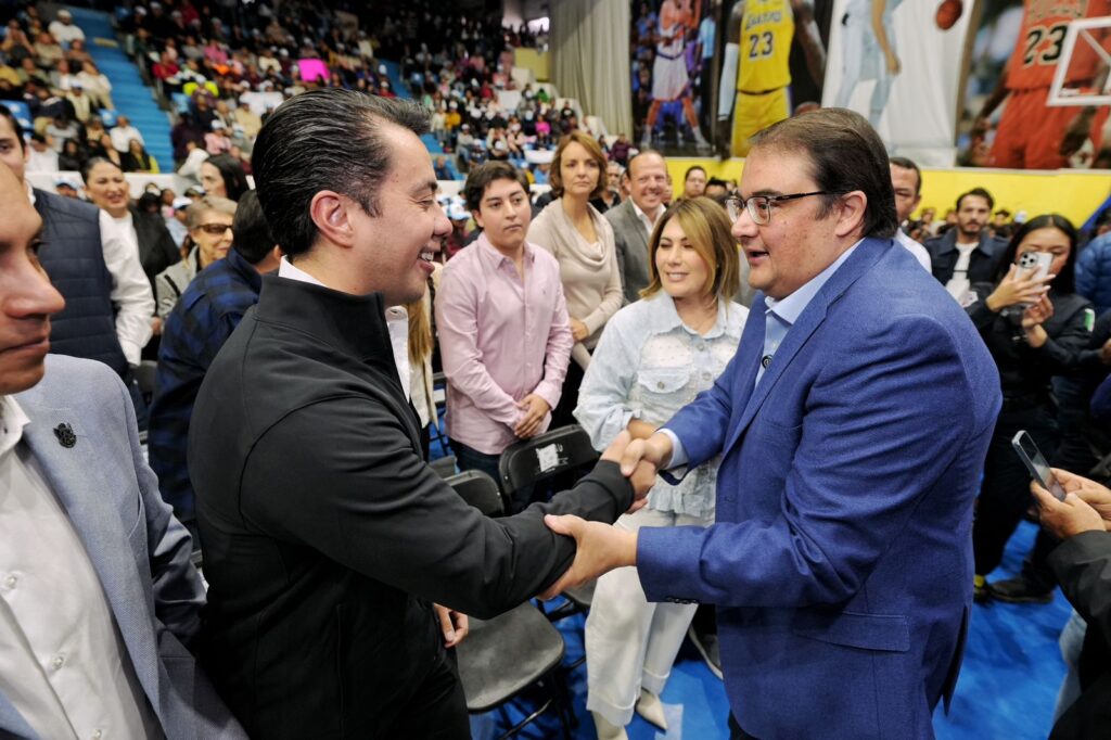 Felifer Macías asiste al informe legislativo de Memo Vega