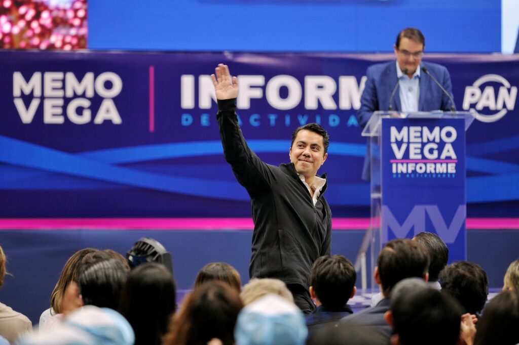 Felifer Macías asiste al informe legislativo de Memo Vega