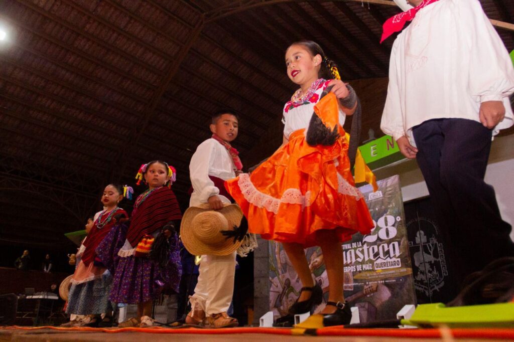 Música, baile popular y color en el banderazo de salida del 28º Festival de la Huasteca