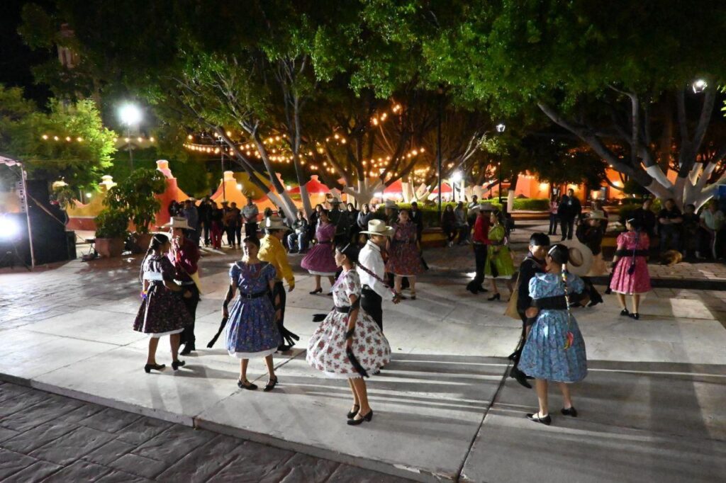 Música, baile popular y color en el banderazo de salida del 28º Festival de la Huasteca