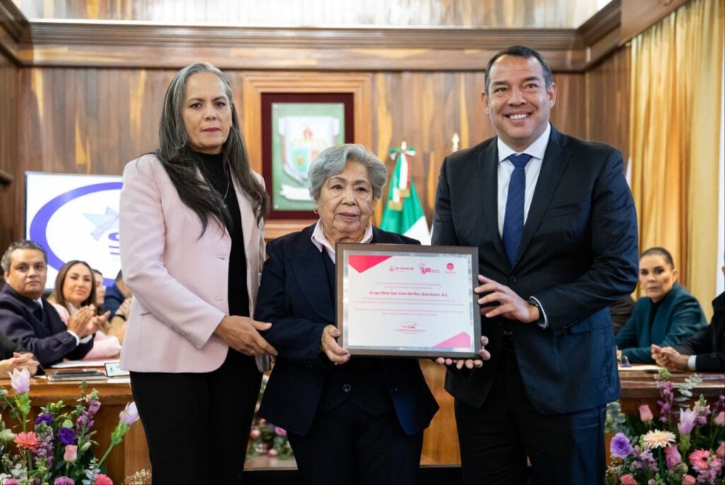 Ayuntamiento de San Juan del Río entrega reconocimiento público a Grupo Reto