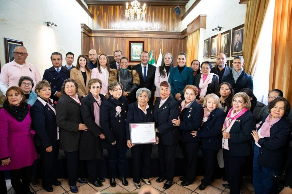 Ayuntamiento de San Juan del Río entrega reconocimiento público a Grupo Reto