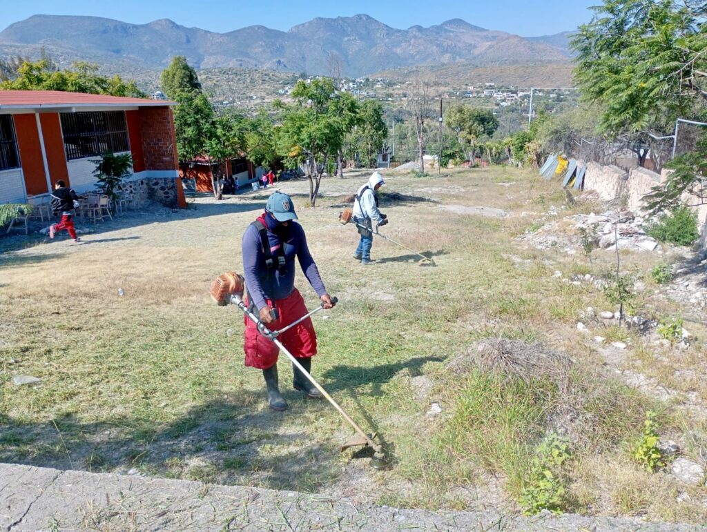 Limpieza y mantenimiento en la Escuela Primaria Josefa Ortiz de Domínguez