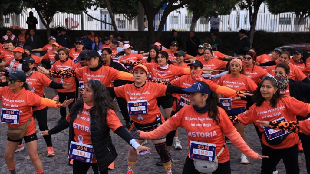 Más de 200 mujeres y cerca de una decena de hombres participan en la "Segunda Carrera Femenil 25N"