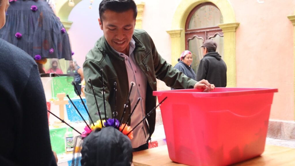 Niños de preescolares celebran el Día de Fieles Difuntos en la Presidencia Municipal de Tolimán
