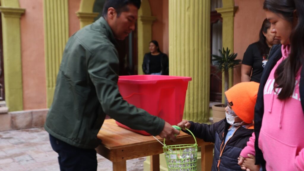 Niños de preescolares celebran el Día de Fieles Difuntos en la Presidencia Municipal de Tolimán