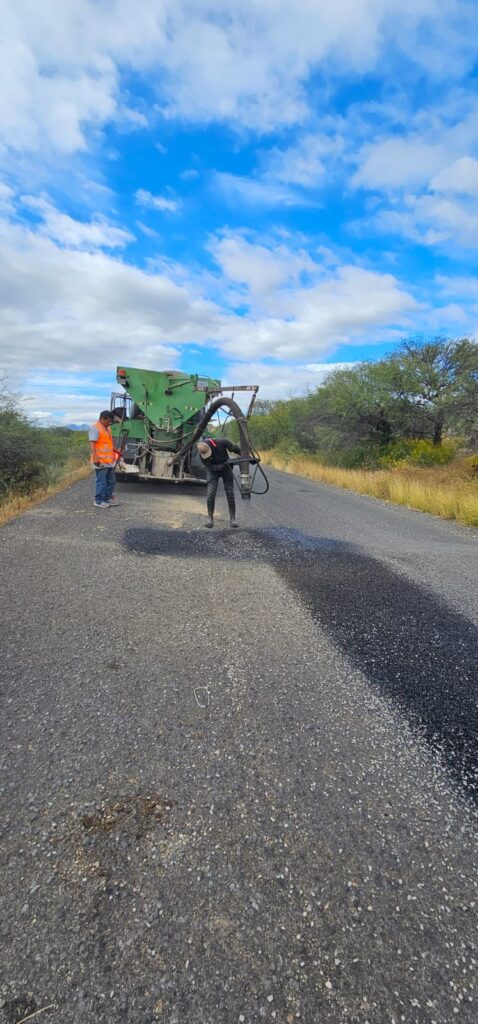 Continúan trabajos de bacheo en la comunidad de El Terrero
