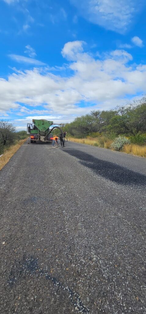 Continúan trabajos de bacheo en la comunidad de El Terrero