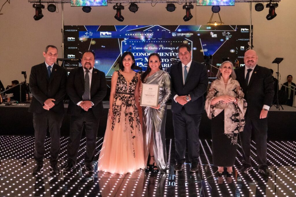 Entregan 11 reconocimientos al Mérito Empresarial 2025 en San Juan del Río