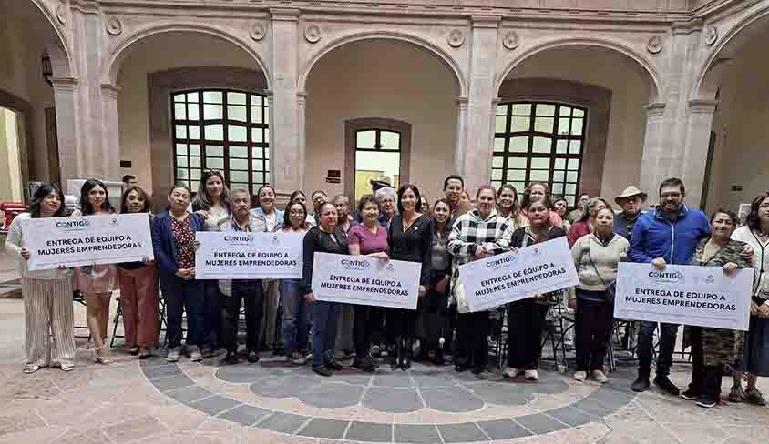 Entrega titular de la ST equipamiento a mujeres emprendedoras en la capital