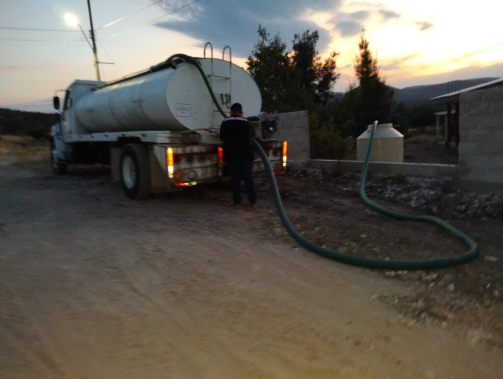 Dos vehículos salen del camino en Paseo Centenario del Ejército Mexicano; autoridades piden extremar precauciones