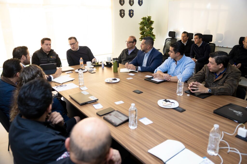 Se reúne Gobernador con responsables del proyecto del Tren México - Querétaro