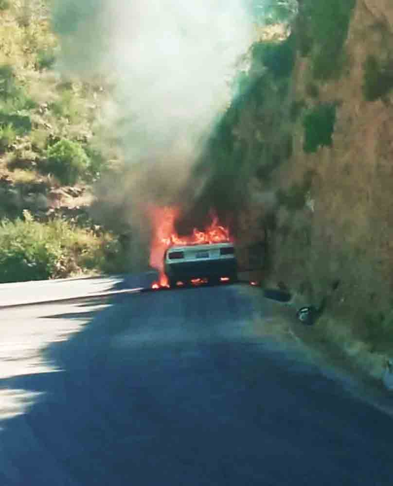Vehículo se incendia en la carretera Camargo–Encinos; sin cuerpos de emergencia en el lugar