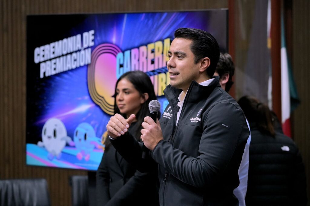 Encabeza Felifer Macías ceremonia de premiación de la Carrera Nocturna CGV 2025