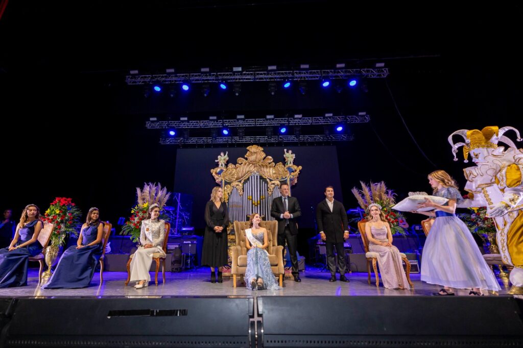 Encabeza Gobernador coronación de Fátima como Reina de las Fiestas de Navidad 2025