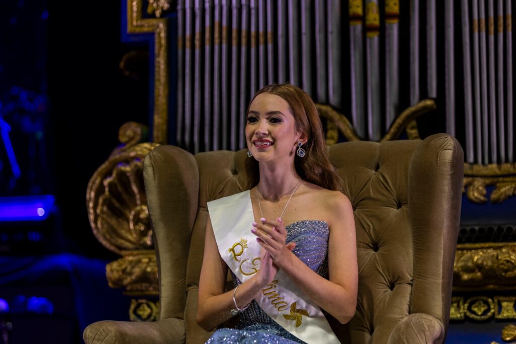 Encabeza Gobernador coronación de Fátima como Reina de las Fiestas de Navidad 2025