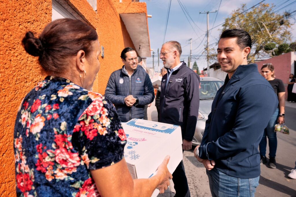 Acompaña Felifer Macías a Chepe Guerrero en la entrega de cenas navideñas