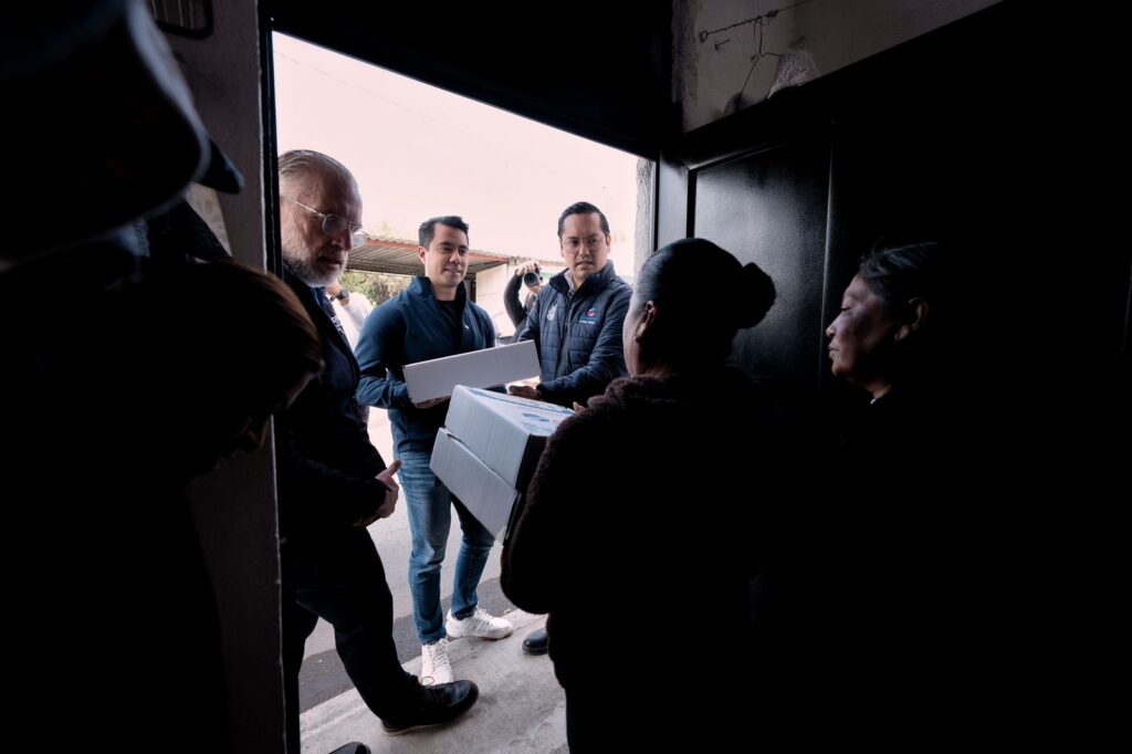 Acompaña Felifer Macías a Chepe Guerrero en la entrega de cenas navideñas