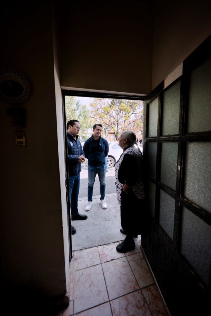 Acompaña Felifer Macías a Chepe Guerrero en la entrega de cenas navideñas