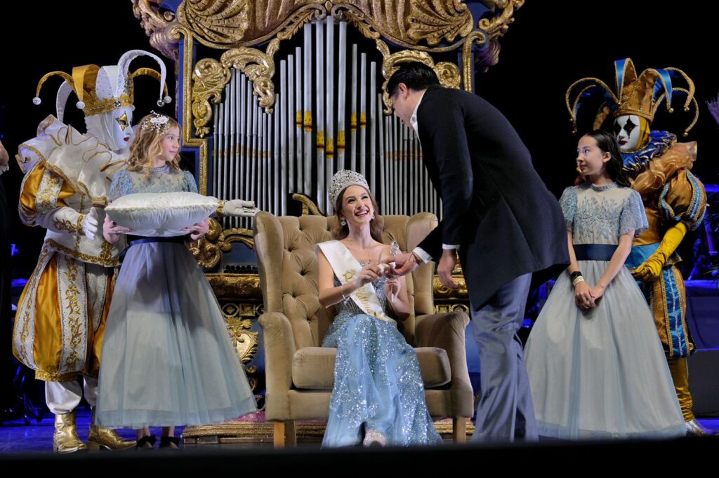 Acude Felifer Macías a la Ceremonia de Coronación de S.M. “Fátima I”, Reina de las Fiestas de Querétaro 2025