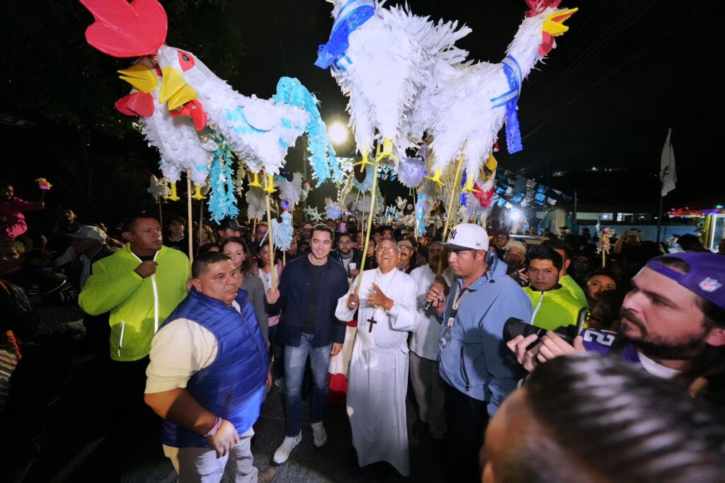 Asiste Felifer Macías al tradicional Gallo, Noche de Estrellas