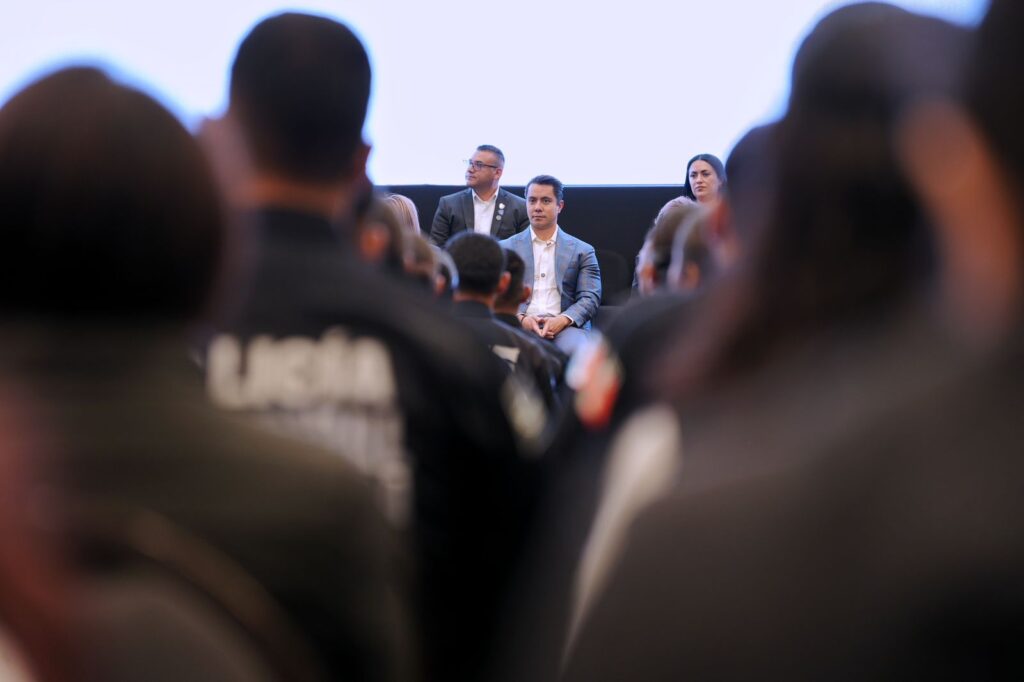 Asiste Felifer Macías a graduación de nuevos policías en Querétaro